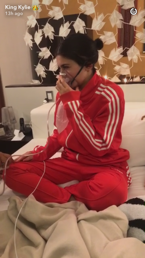 Kylie Jenner con la maschera per l'ossigeno