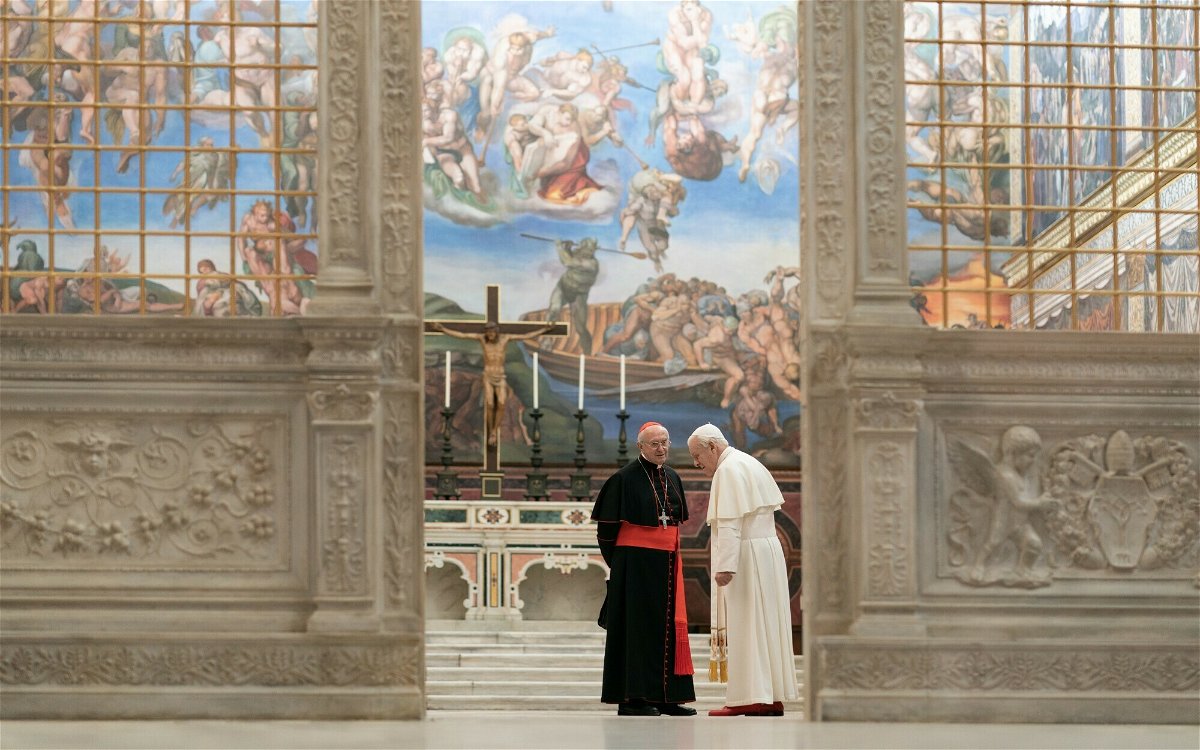 Bergoglio e Ratzinger dialogano nella Cappella Sistina