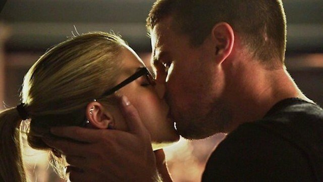 Romantico bacio tra Oliver e Felicity