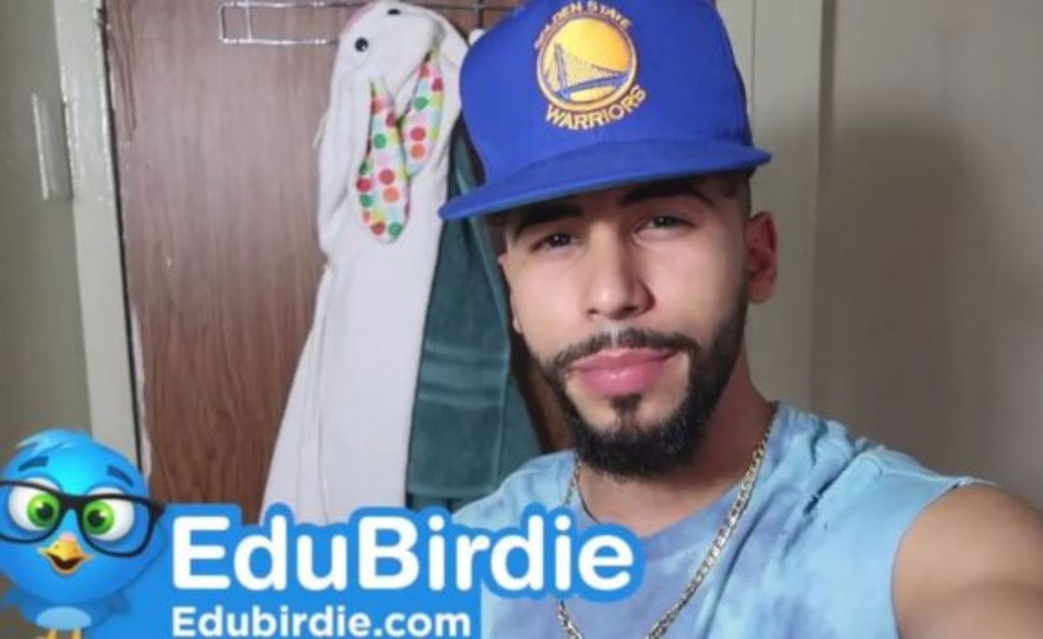 Lo Youtuber Adam Saleh Adam Saleh tra gli YouTuber che promuovevano i servizi di EduBirdie