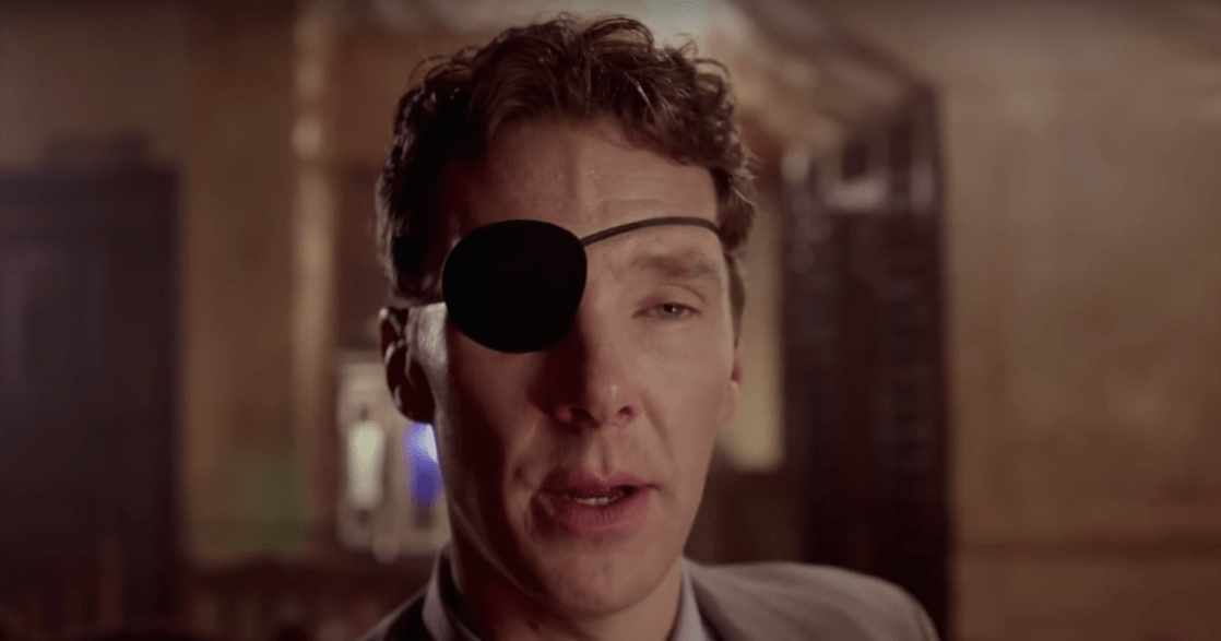 Primo piano di Benedict Cumberbatch con un occhio bendato in una scena della mini-serie
