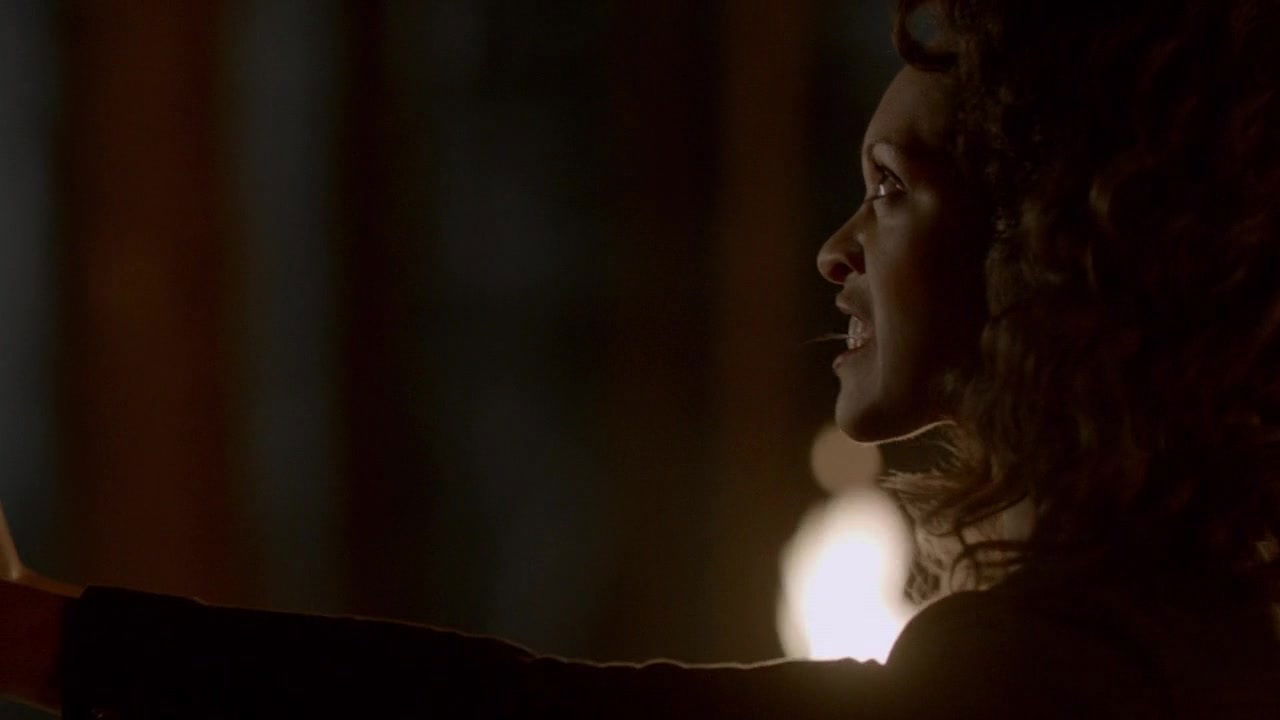 Clicca per vedere l'immagine originale Cynthia Addai-Robinson in una scena di The Vampirre Diaries