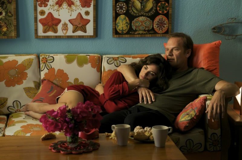 Pedro Almodovar racconta la felicità sul divano nel suo Gli abbracci spezzati