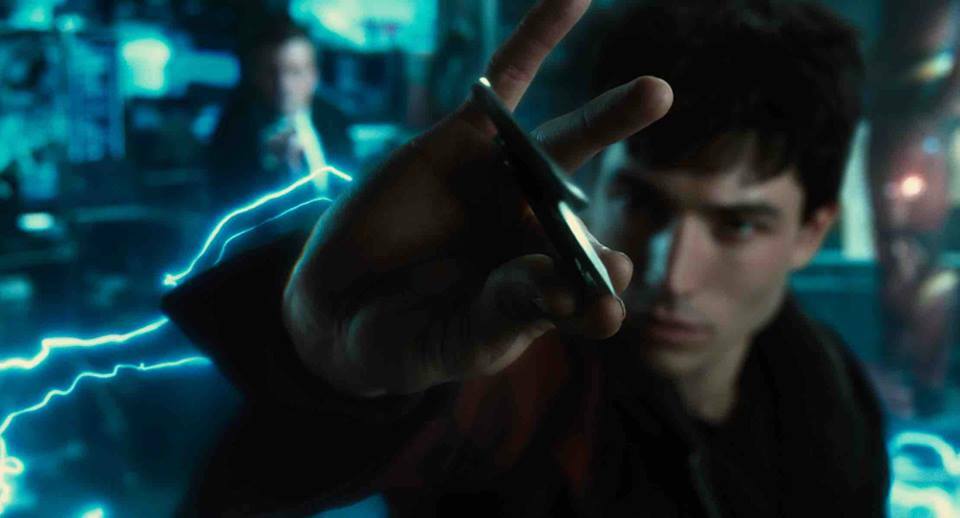 Flash al suo primo incontro con Batman in Justice League Ezra Miller nei panni di Flash in Justice League