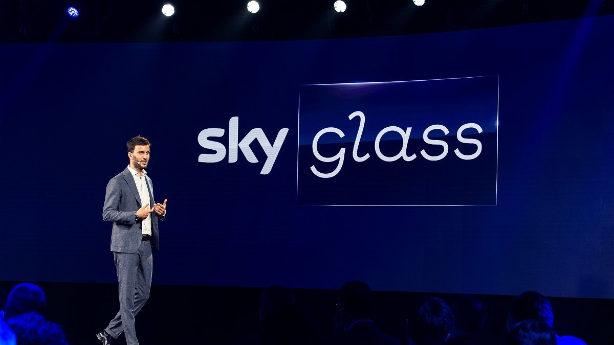 Elia Mariani foran Sky Glass-skjermen