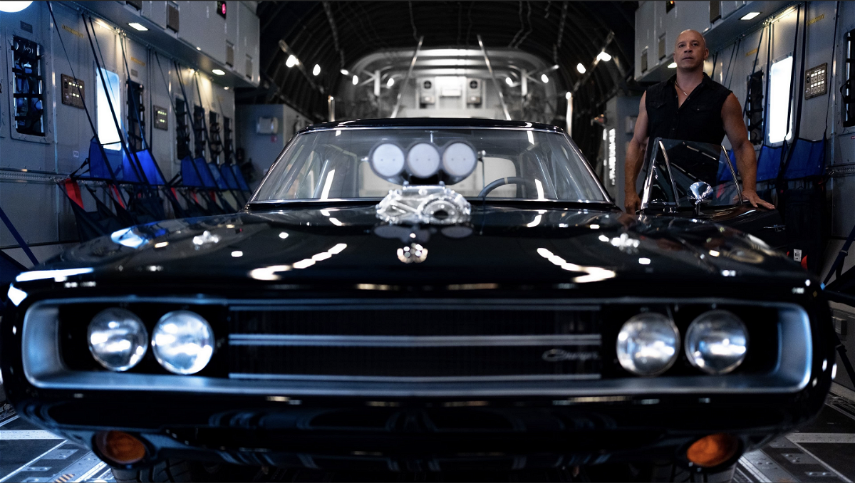 Fast X : Dom Toretto accanto alla sua auto