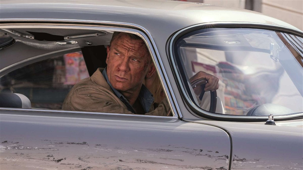 Daniel Craig in una macchina in No Time to Die