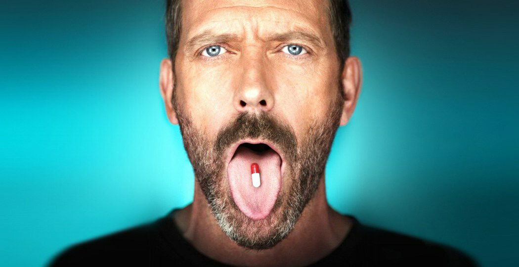 Dr. House Dr. House con una pillola in bocca