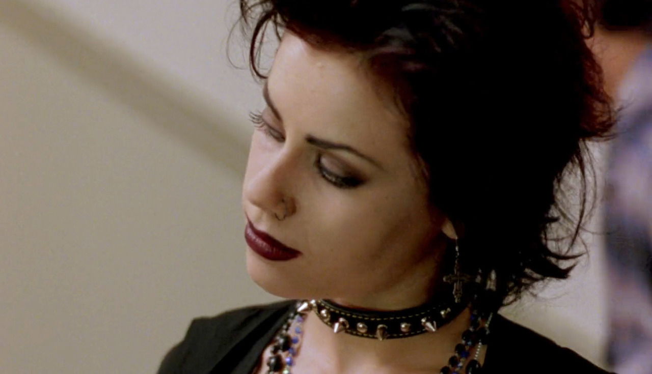 Clicca per vedere l'immagine originale Fairuza Balk) in una scena di Giovani Streghe