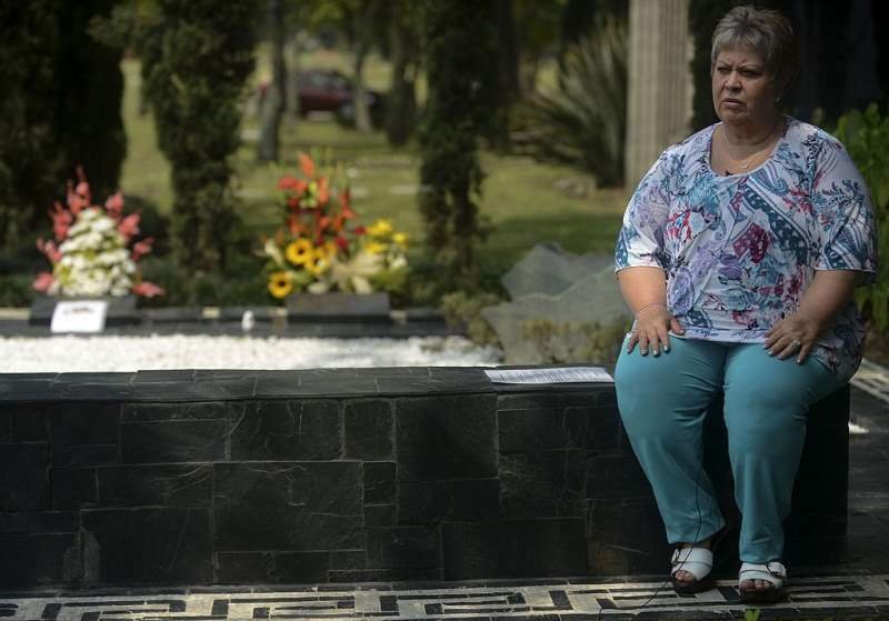 Luz Maria Escobar sulla tomba del fratello