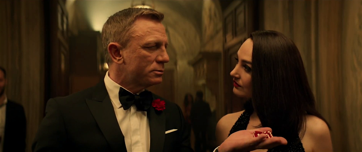 Daniel Craig è fortunato al casinò parodia di No Time to Die