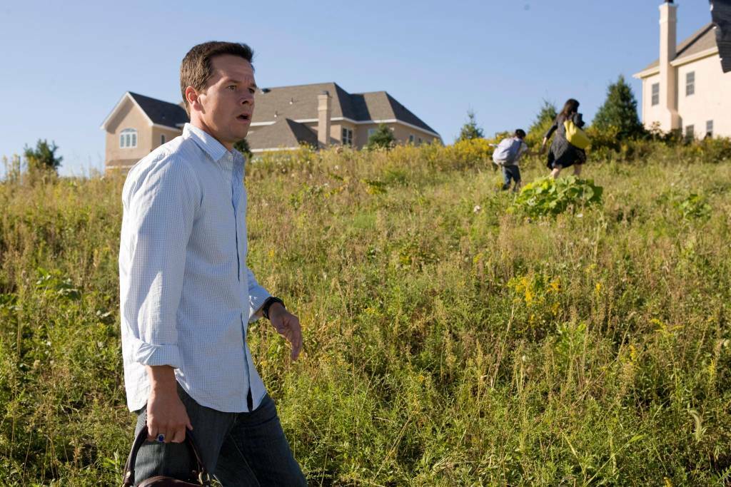 E venne il giorno Mark Walhberg in una sequenza del film