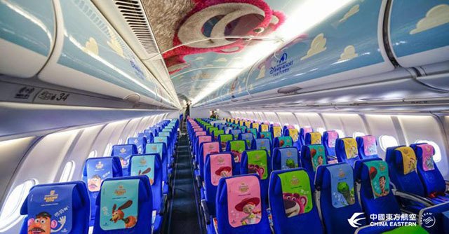 Dettagli degli interni dell'Airbus 330 della compagnia China Eastern Airlines a tema Toy Story