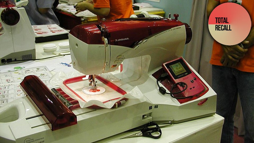 La macchina da cucire X Jaguar JN-100 collegata a un Game Boy Color