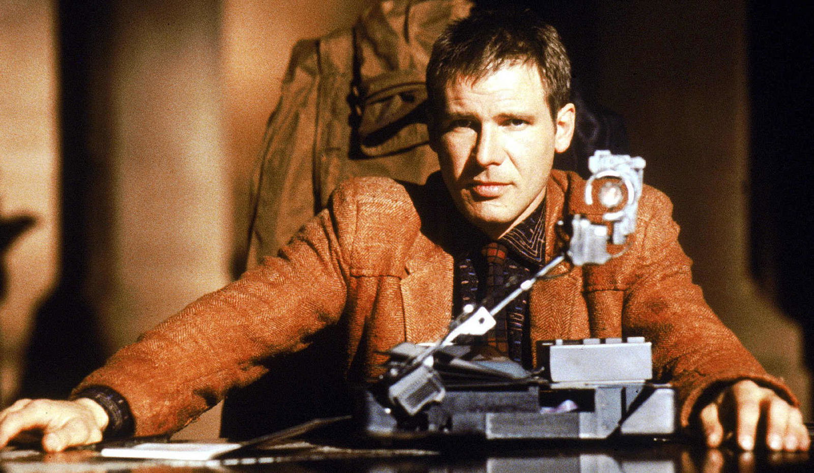 Click para ver la imagen original Rick Deckard y la máquina de prueba Voight-Kampff