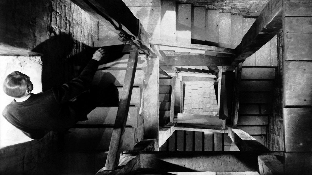 L'effetto Vertigo in La Donna che Visse due Volte La famosa scena delle scale nella pellicola di Hitchcock