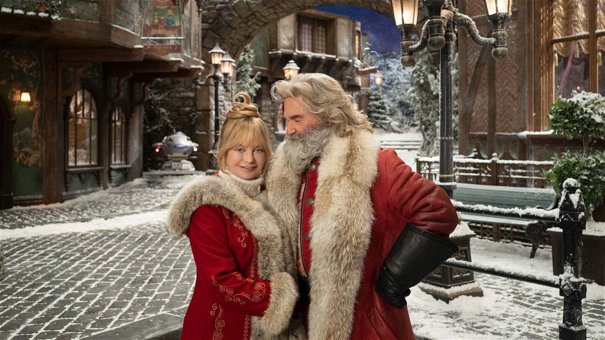Goldie Hawn (sinistra) e Kurt Russell (destra) in una foto promozionale per Qualcuno salvi il Natale 2