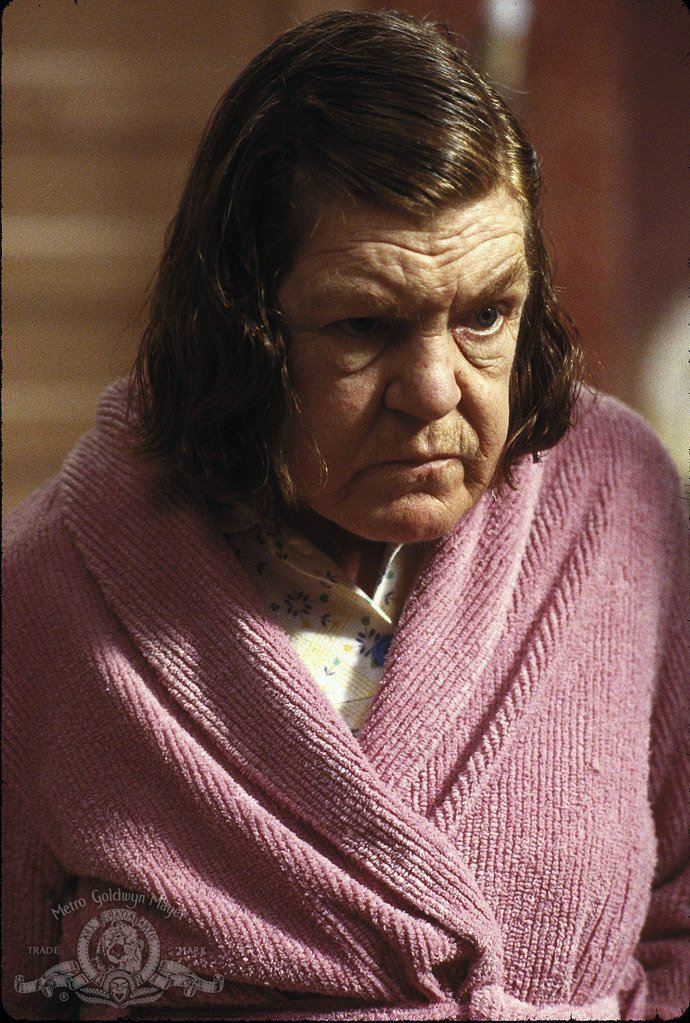 Anne Ramsay in Getta la mamma dal treno, con vestaglia rosa