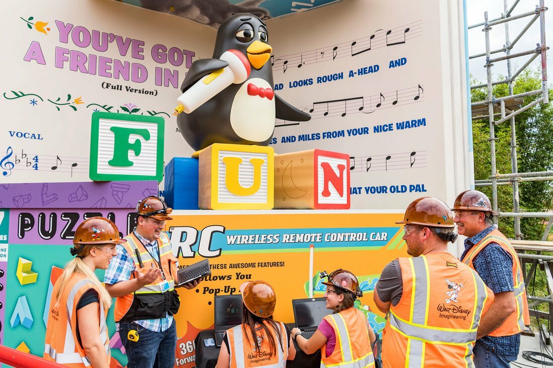 Clicca per vedere l'immagine originale Toy Sory Land: Il pinguino Wheezy di Toy Story avrà un'attrazione tutta sua