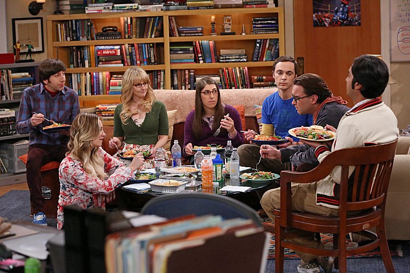 Gli interpreti principali di The Big Bang Theory riuniti nel salotto di Sheldon
