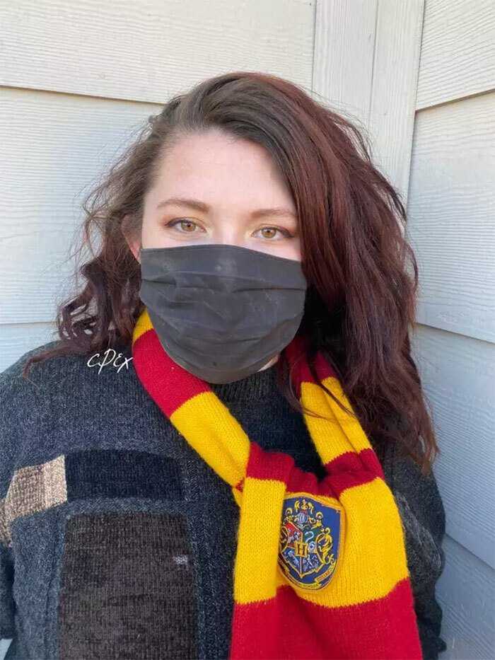 Stefanie Hook indossa la mascherina magica di Harry Potter
