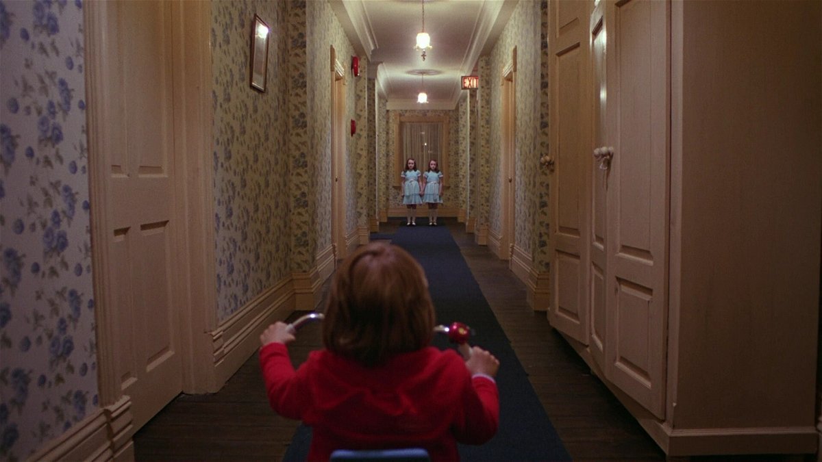 Danny sul triciclo incontra le gemelle in un corridoio dell'hotel