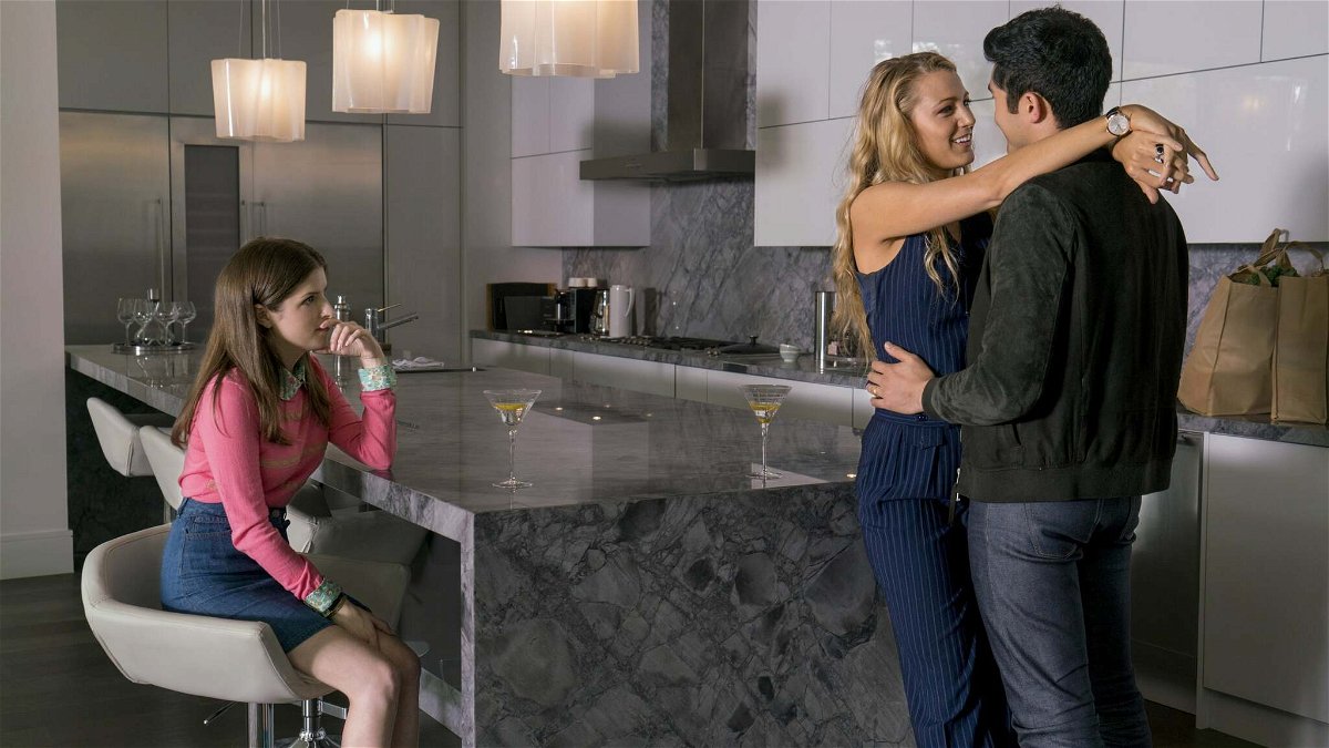Η Στέφανι παρακολουθεί την Έμιλι και τον σύζυγό της να φιλιούνται στην πολυτελή κουζίνα τους