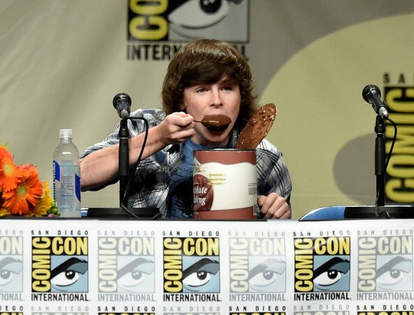 L'attore che interpreta Carl in The Walking Dead mangia il budino