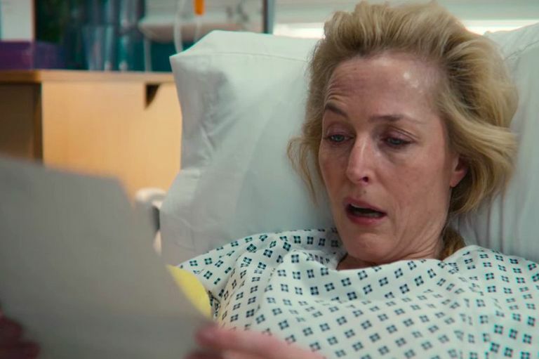 Jean in una scena dal finale di Sex Education 3 Il momento in cui Jean apre il test del DNA