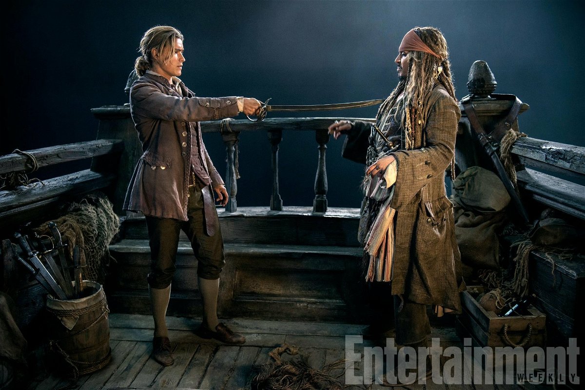 Henry con una spada al collo di Jack Sparrow