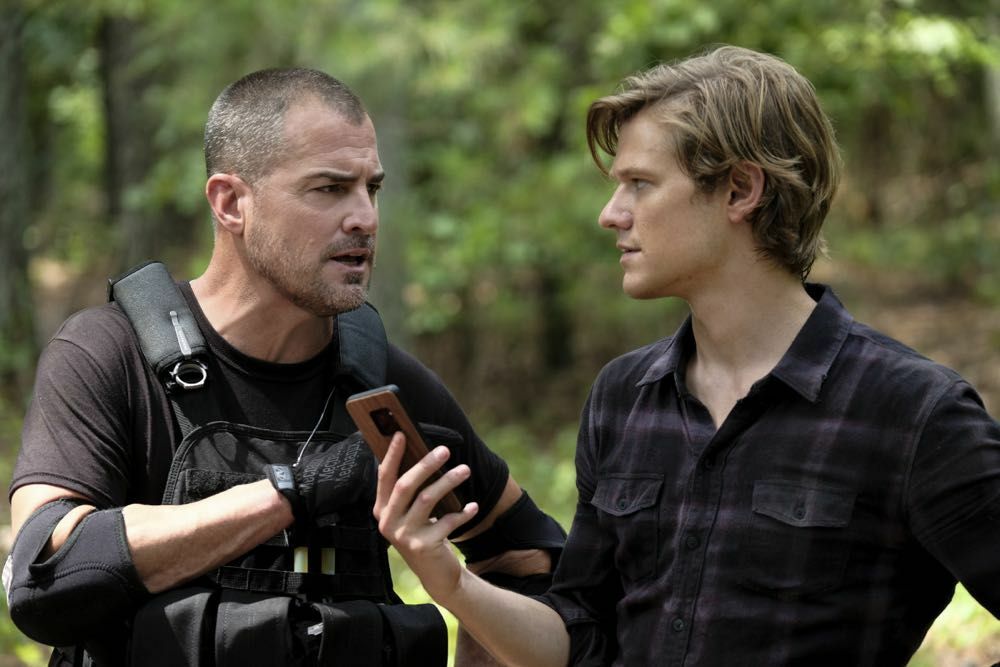 MacGyver: George Eads e Lucas Till in un episodio della stagione 3 MacGyver 3: George Eads e Lucas Till