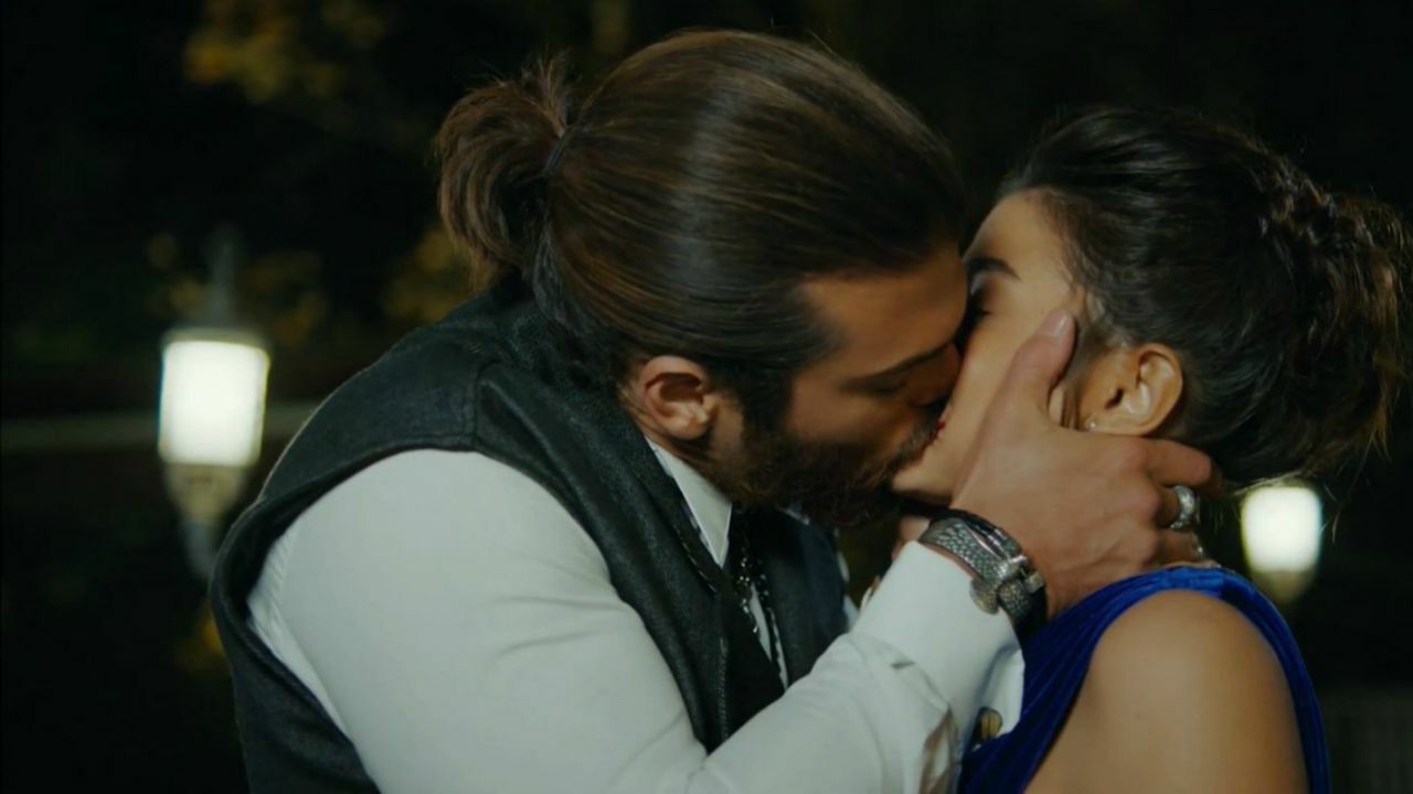 Click para ver la imagen original Escena de beso entre los protagonistas de la serie turca Daydreamer - Las alas del sueño