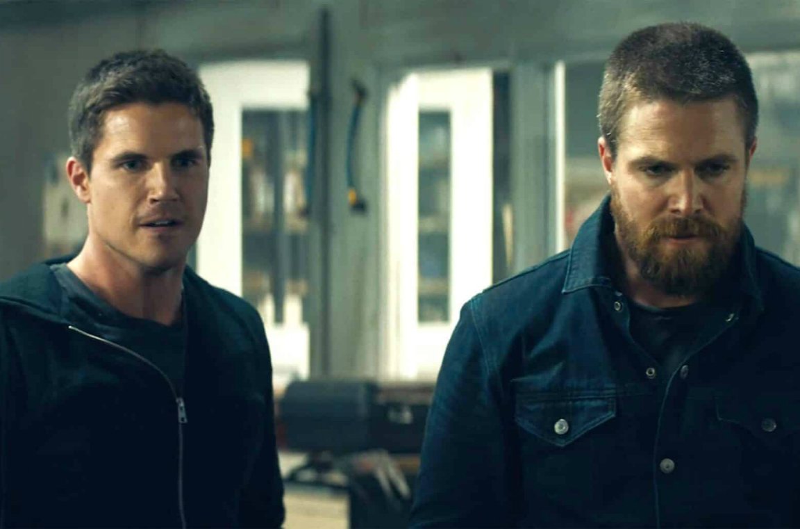 Robbie e Stephen Amell in Code 8
