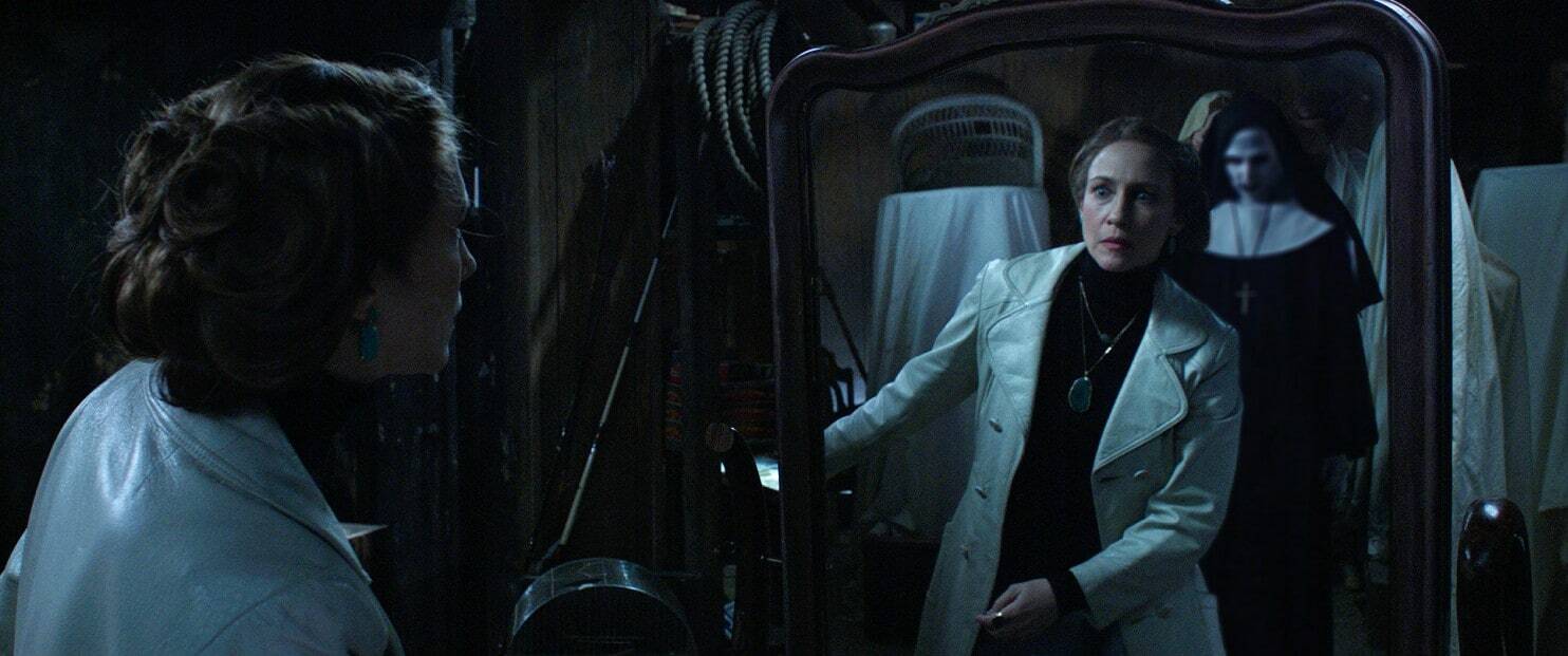 Clicca per vedere l'immagine originale Valak riflesso nello specchio osservato da Lorraine in una scena di The Conjuring 2