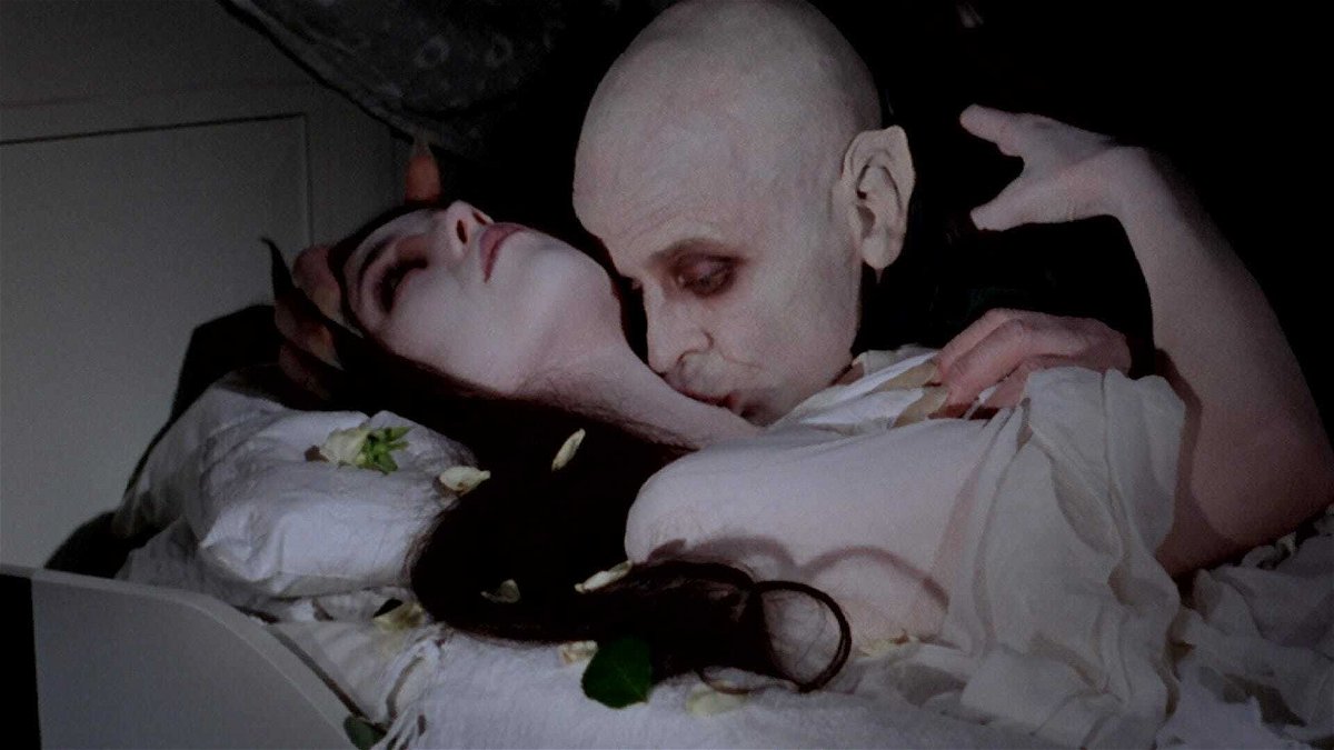 Una imagen que retrata a Drácula con la intención de alimentarse de su presa.