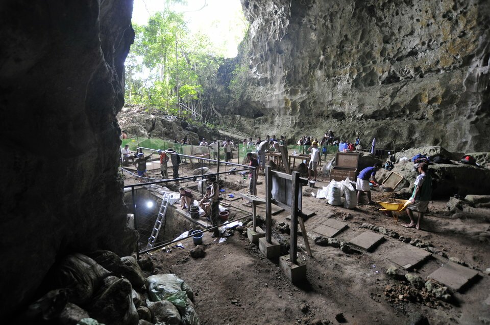 Scienziati e archeologi al lavoro nella grotta di Callao