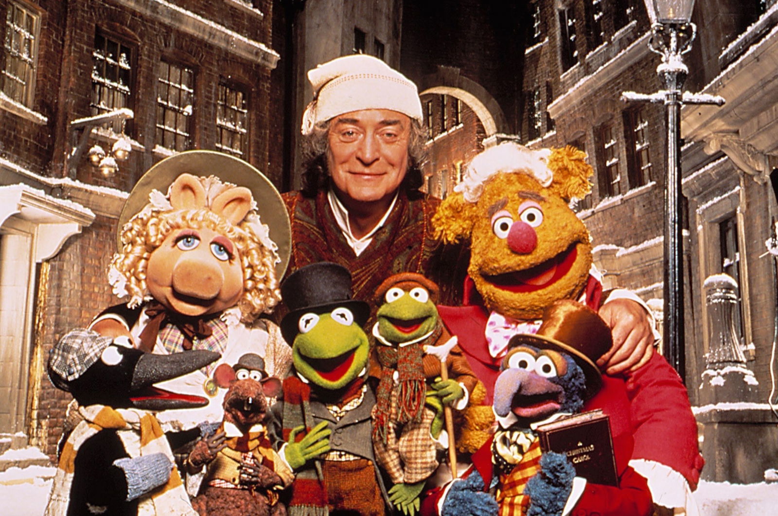 Clicca per vedere l'immagine originale Michael Caine assieme ai pupazzi del Muppet Show