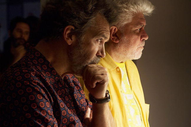 Clicca per vedere l'immagine originale Banderas e Almodovar sul set di Dolor Y Gloria