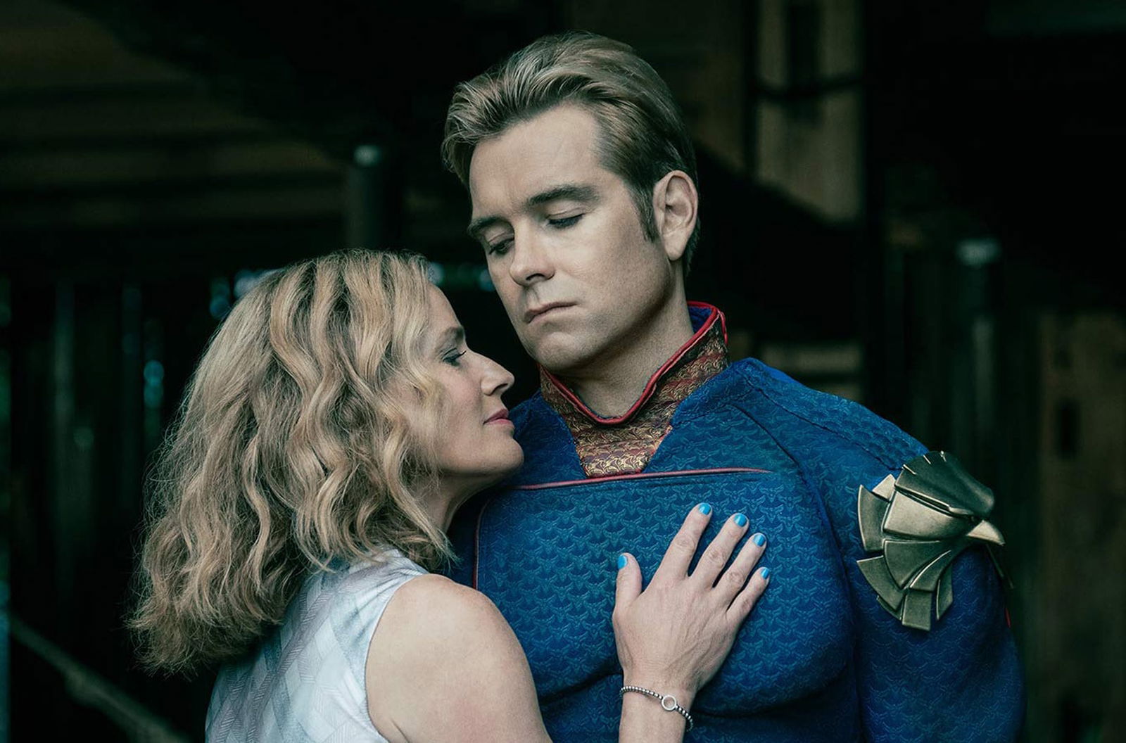 Clicca per vedere l'immagine originale Antony Starr ed Elisabeth Shue in una scena di The Boys