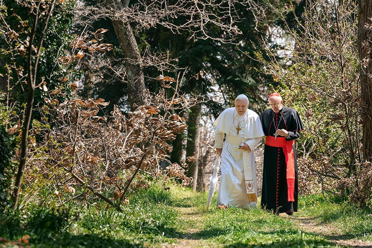 Anthony Hopkins (Papa Benedetto XVI) e Jonathan Pryce (Papa Francesco) a passeggio in una scena del film