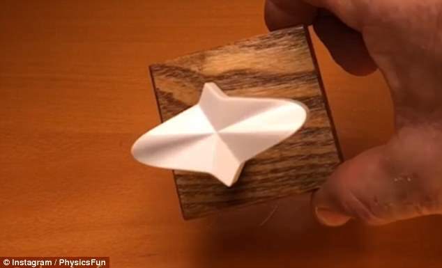 Clicca per vedere l'immagine originale Osservandola dall'alto, si tratta di una forma asimettrica che crea l'illusione di una freccia che punta sempre a destra se osservata in una determianta angolazione