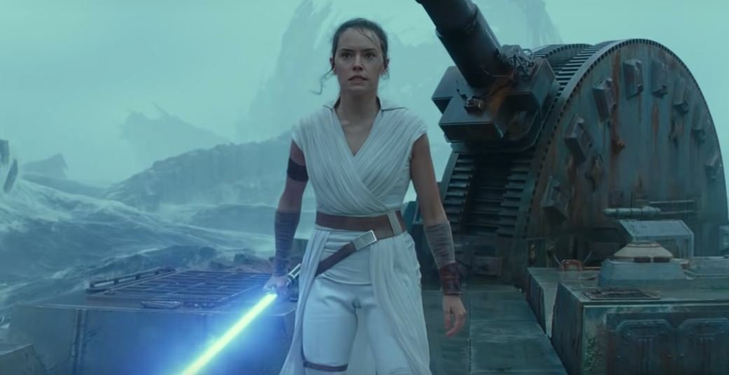 Un'immagine di Rey con la spada laser in mano