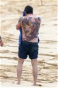 Copertina di Ben Affleck mostra finalmente il suo enorme tatuaggio sulla schiena