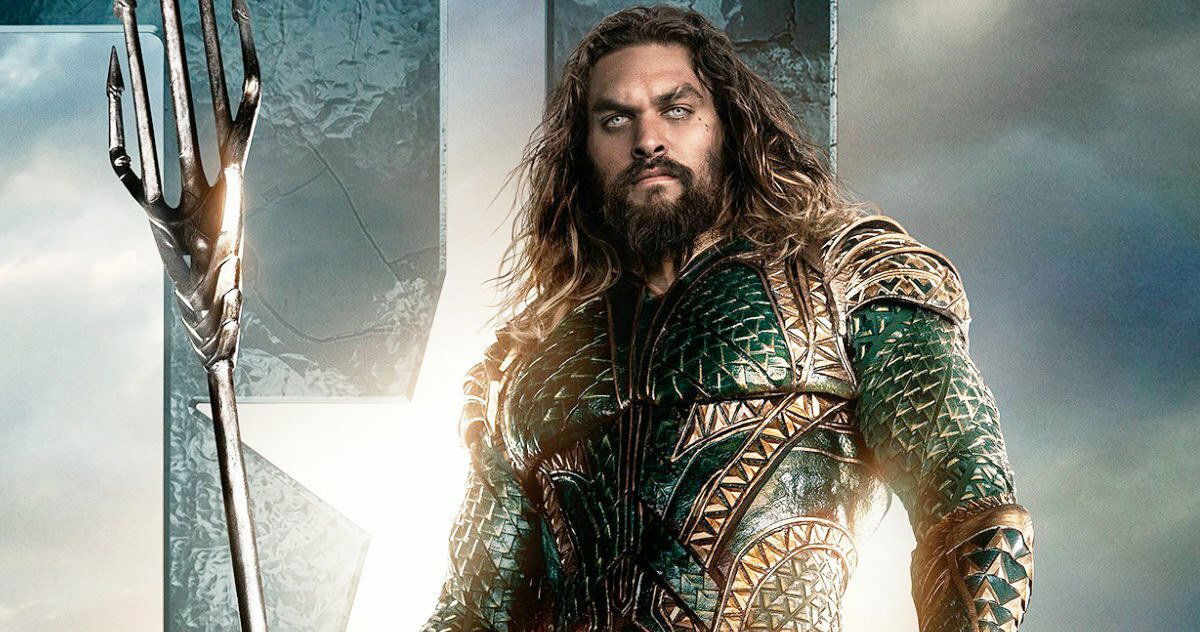 Clicca per vedere l'immagine originale Mezzobusto di Jason Momoa in uniforme da Aquaman, con tridente in mano