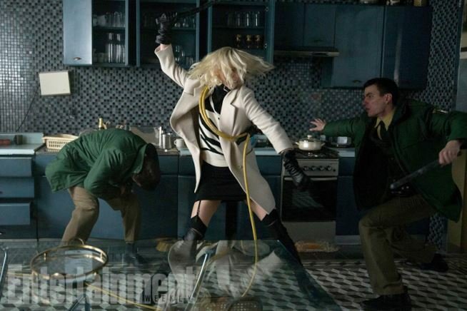 Charlize Theron lotta nella cucina sul set di Atomica Bionda