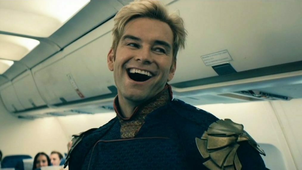 Clicca per vedere l'immagine originale Il personaggio di Patriota sorridente all'interno di un aereo di linea