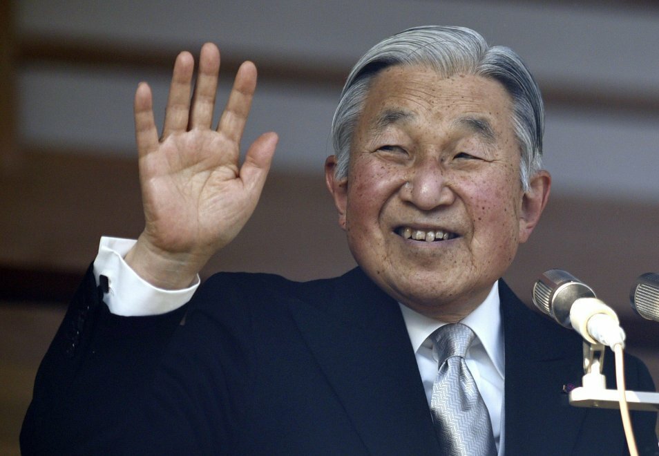Primo piano del sorridente e longevo imperatore Akihito