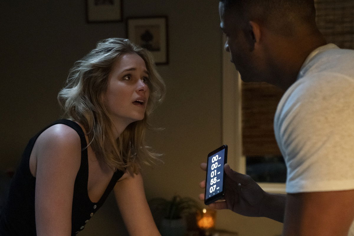 Clicca per vedere l'immagine originale Elizabeth Lail e Jordan Calloway in una scena del film Countdown
