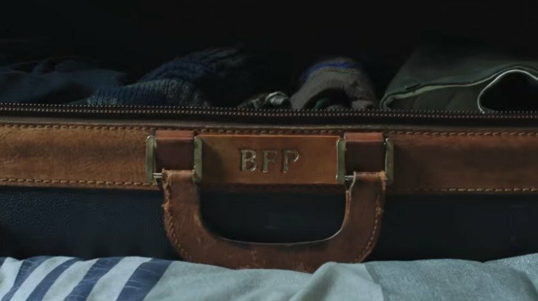 Le iniziali di Ben Parker sulla valigia di Peter