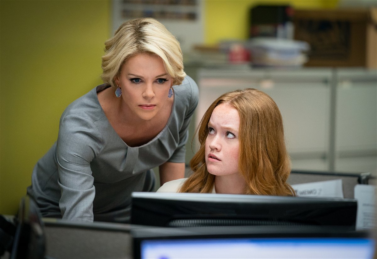 Megyn e una assistente controllano le news su un pc